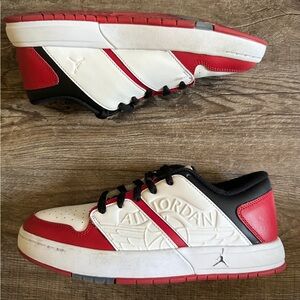 Jordan Nu Retro 1 Low
Varsity Red White Black (GS) , Size 5.5Y